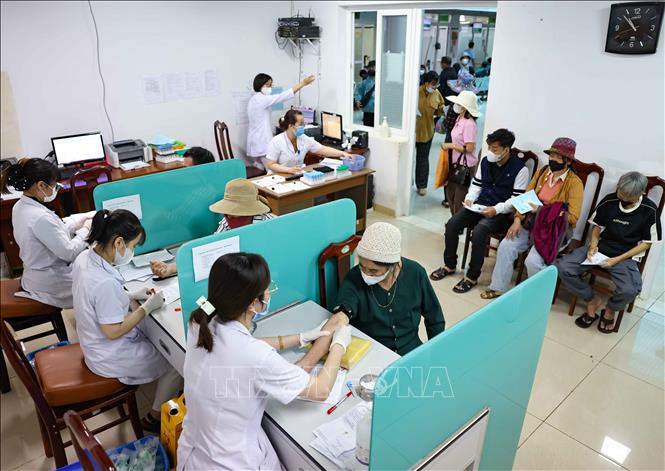 Lấy mẫu máu phục vụ xét nghiệm cho bệnh nhân. Ảnh: Thanh Tùng - TTXVN