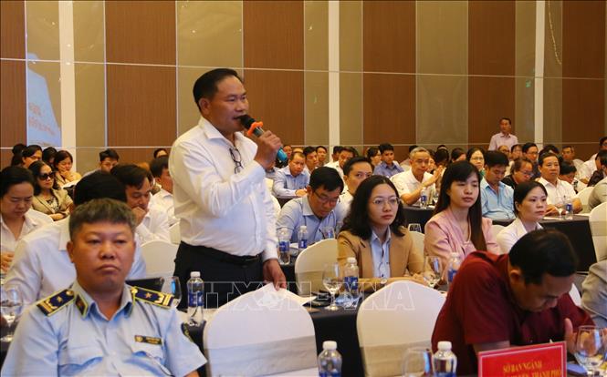 Lãnh đạo doanh nghiệp nêu ý kiến tại buổi đối thoại. Ảnh: Công Phong - TTXVN