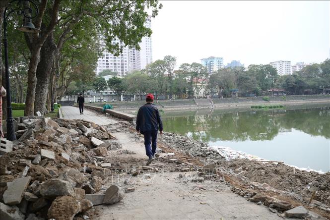 Người dân vẫn đi lại, tập thể dục trong công viên. Ảnh: Lương Hiếu/TTXVN phát