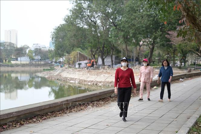 Người dân vẫn đi tập thể dục trong khi công viên khi đang được cải tạo. Ảnh: Lương Hiếu/TTXVN phát