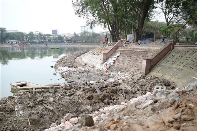 Khu vực bờ kè trong công viên Nghĩa Đô đang được thi công. Ảnh: Lương Hiếu/TTXVN phát