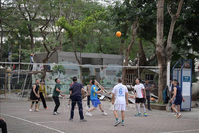 Nhiều người dân vẫn tập thể dục trong thời gian công viên Nghĩa Đô cải tạo sửa chữa. Ảnh: Lương Hiếu/TTXVN phât