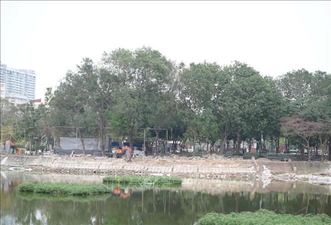 Nhiều hạng mục trong công viên Nghĩa Đô đang được nâng cấp, cải tạo. Ảnh: Lương Hiếu/TTXVN phát