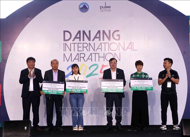 Ban tổ chức trao bảng tượng trưng số tiền quyên góp ủng hộ cho các tổ chức, đơn vị để giúp đỡ các nạn nhân da cam và các đối tượng yếu thế. Ảnh: Trần Lê Lâm - TTXVN