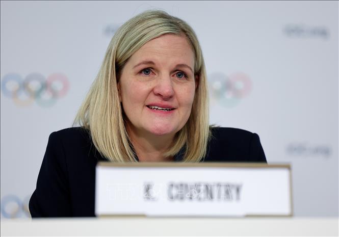 Bà Kirsty Coventry phát biểu tại cuộc họp báo ở Costa Navarino, Hy Lạp ngày 20/3/2025, sau khi được bầu làm Chủ tịch IOC. Ảnh: THX/TTXVN