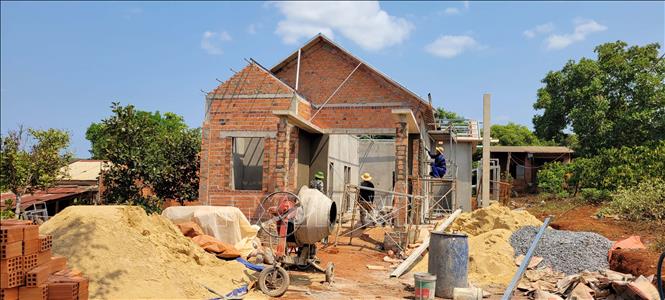 Nhiều ngôi nhà mới khang trang đang mọc lên trên những “ngôi làng Cam” nơi vùng biên giới Gia Lai. Ảnh: Hoài Nam - TTXVN