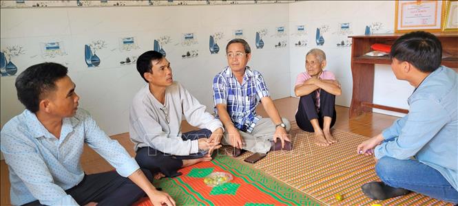 Mẹ con anh Rơ Mah Thúy ở làng Triêl kể lại hành trình đầy gian nan khi chạy lánh nạn diệt chủng sang Việt Nam. Ảnh: Hoài Nam - TTXVN