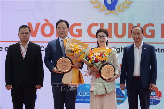 Ban tổ chức trao Kỷ niệm chương cho nhà tài trợ cho cuộc thi. Ảnh: Văn Dũng-TTXVN