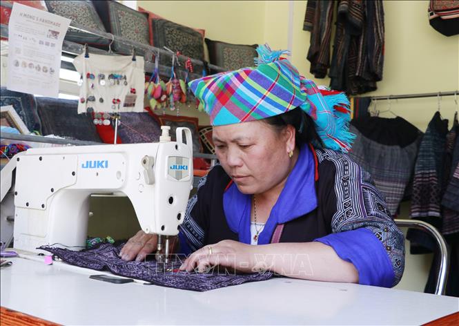 Ly Thi Ninh is one of the most skilled women proficient in the techniques of embroidery, weaving, and beeswax drawing in Trong Tong hamlet. She began learning beeswax drawing from her grandmother and mother when she was just five years old. VNA Photo: Đinh Thùy