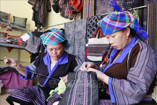With skillful hands and rich imaginations, the Mong women in Che Cu Nha commune, Mu Cang Chai district, Yen Bai province have utilized beeswax to create unique decorative patterns on traditional brocade, enhancing the beauty of various products such as handbags, wallets, scarves, and clothing. VNA Photo: Đinh Thùy