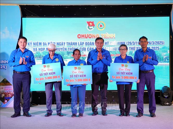 Ban liên lạc cựu cán bộ Đoàn khu VI  tặng 3 sổ tiết kiệm (5 triệu đồng/sổ) cho các cựu cán bộ đoàn có hoàn cảnh khó khăn. Ảnh: Hồng Hiếu - TTXVN 