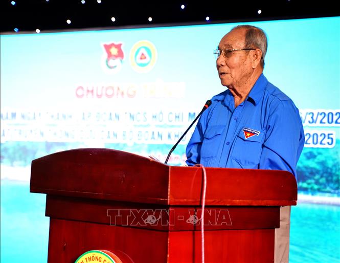 Ông Mãn Tấn Dũng, Trưởng Ban liên lạc cán bộ Đoàn khu VI phát biểu ôn lại truyền thống vẻ vang của cựu cán bộ Đoàn khu VI. Ảnh: Hồng Hiếu - TTXVN