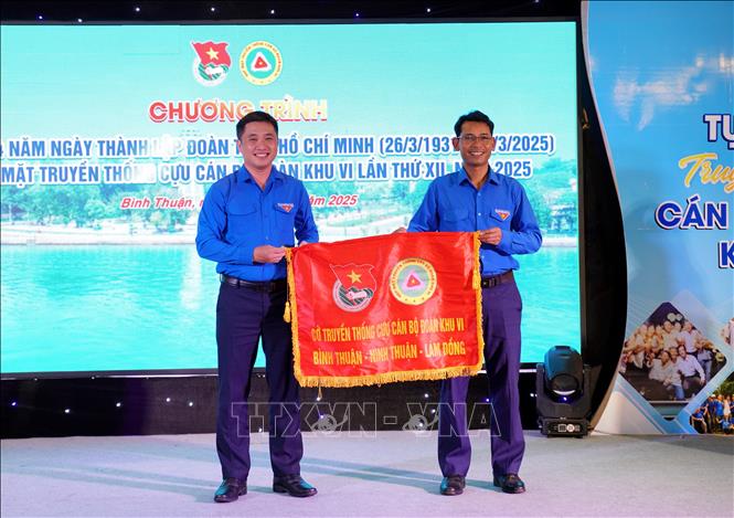 Tỉnh đoàn Lâm Đồng nhận cờ đăng cai tổ chức chương trình Gặp mặt truyền thống cựu cán bộ đoàn khu VI, lần thứ XII năm 2027. Ảnh: Hồng Hiếu - TTXVN 