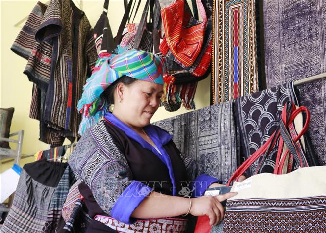 Ly Thi Ninh is one of the most skilled women proficient in the techniques of embroidery, weaving, and beeswax drawing in Trong Tong hamlet. She began learning beeswax drawing from her grandmother and mother when she was just five years old. VNA Photo: Đinh Thùy