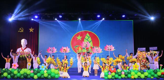Hoạt cảnh phút sinh hoạt truyền thống tái hiện lạo những giây phút hào hùng của phong trào thiếu nhi qua các thời kỳ lịch sử. Ảnh: Công Mạo-TTXVN