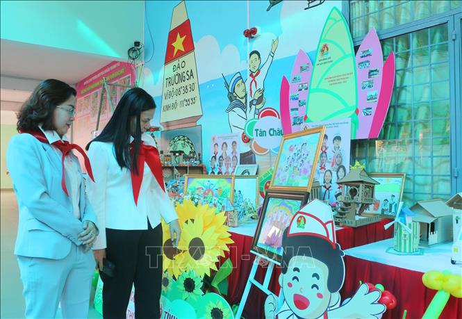 Đại biểu tham quan triển lãm bên lề Đại hội. Ảnh: Công Mạo-TTXVN
