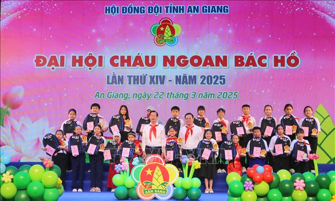 Tuyên dương đại biểu Cháu ngoan Bác Hồ xuất sắc của tỉnh An Giang, giai đoạn 2020 - 2025. Ảnh: Công Mạo-TTXVN