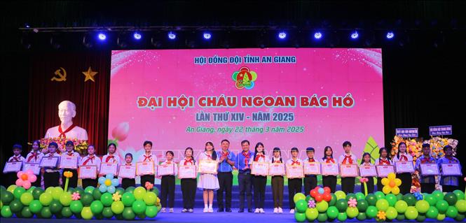 Trao Bằng khen của Tỉnh đoàn An Giang cho các Đội viên đã có thành tích xuất sắc trong công tác Đội và phong trào thiếu nhi giai đoạn 2020 - 2025. Ảnh: Công Mạo-TTXVN