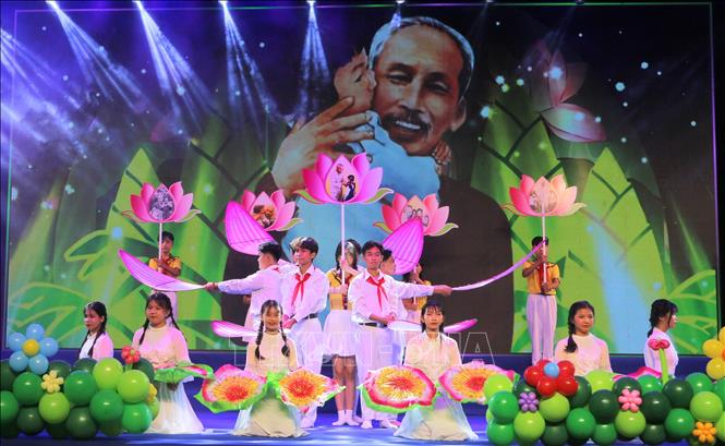 Hoạt cảnh phút sinh hoạt truyền thống tái hiện lạo những giây phút hào hùng của phong trào thiếu nhi qua các thời kỳ lịch sử. Ảnh: Công Mạo-TTXVN