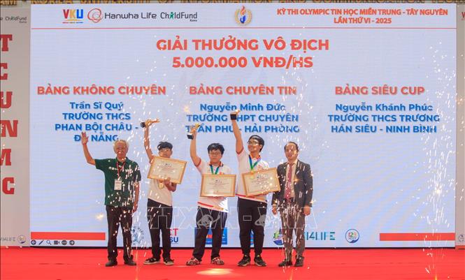 Ban tổ chức trao Giải Vô địch các bảng cho các thí sinh. Ảnh: Văn Dũng-TTXVN