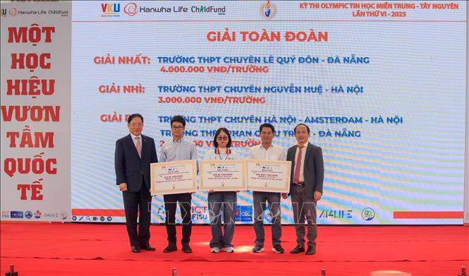 Ban tổ chức trao các Giải toàn đoàn. Ảnh: Văn Dũng-TTXVN