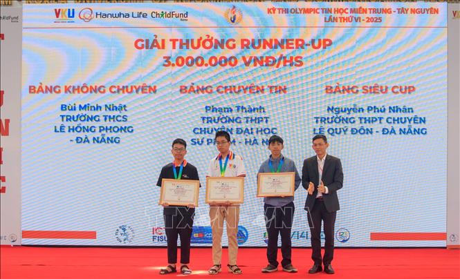 Ban tổ chức trao Giải thưởng Runner-up cho các thí sinh. Ảnh: Văn Dũng-TTXVN