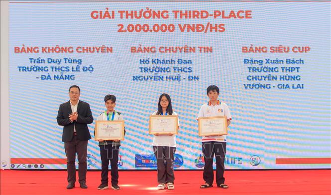 Ban tổ chức trao Giải thưởng Thrid-place cho các thí sinh. Ảnh: Văn Dũng-TTXVN