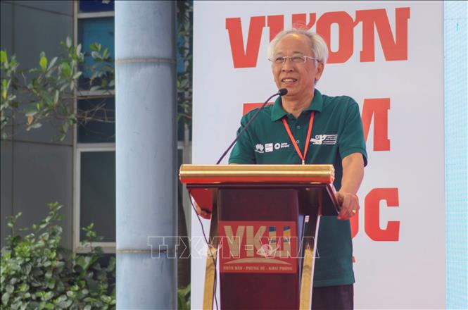 Tiến sĩ Nguyễn Long, Tổng thư ký Hội Tin học Việt Nam, Giám đốc ICPC Việt Nam, Trưởng Ban giám khảo phát biểu. Ảnh: Văn Dũng-TTXVN
