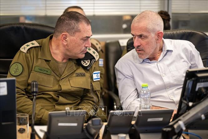 Giám đốc Cơ quan an ninh Israel (Shin Bet), ông Ronen Bar (phải) tham gia chỉ huy chiến dịch không kích của không quân Israel tại Dải Gaza, ngày 18/3/2025. Ảnh: THX/TTXVN