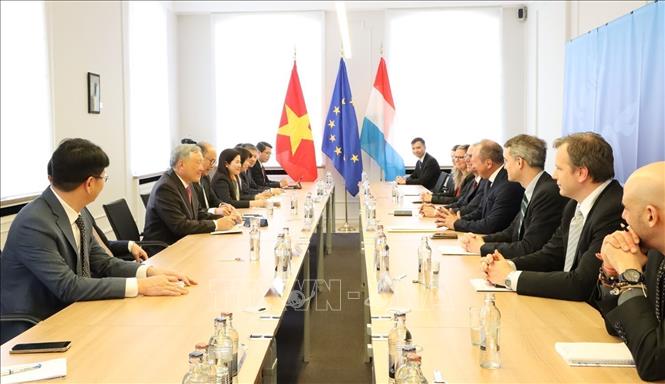 Deputy PM Nguyen Hoa Binh has a workign session with Luxembourg Ministry of Finance. VNA Photo: Hương Giang 
