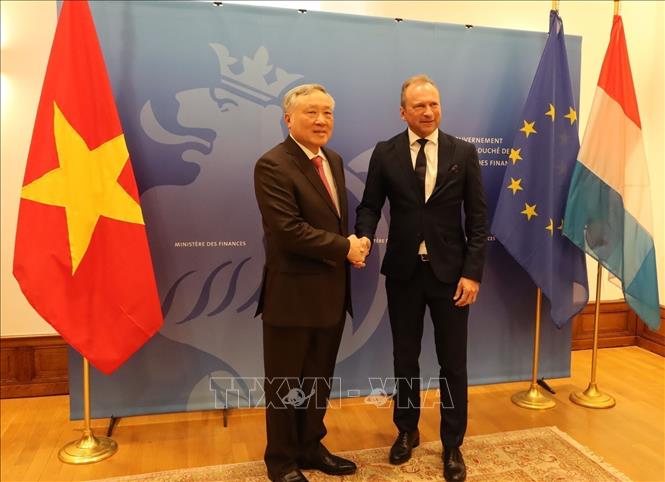 Deputy PM Nguyen Hoa Binh meets with Luxembourg Minister of Finance Gilles Roth. VNA Photo: Hương Giang 