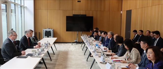 Deputy PM Nguyen Hoa Binh has a working session with the Luxembourg Financial Sector Supervisory Commission (CSSF)). VNA Photo: Hương Giang 