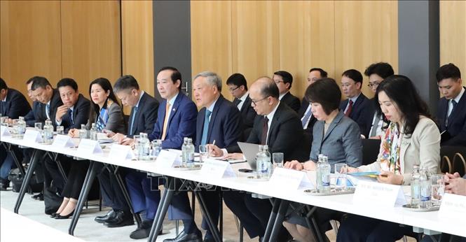 Deputy PM Nguyen Hoa Binh has a working session with the Luxembourg Financial Sector Supervisory Commission (CSSF). VNA Photo: Hương Giang 