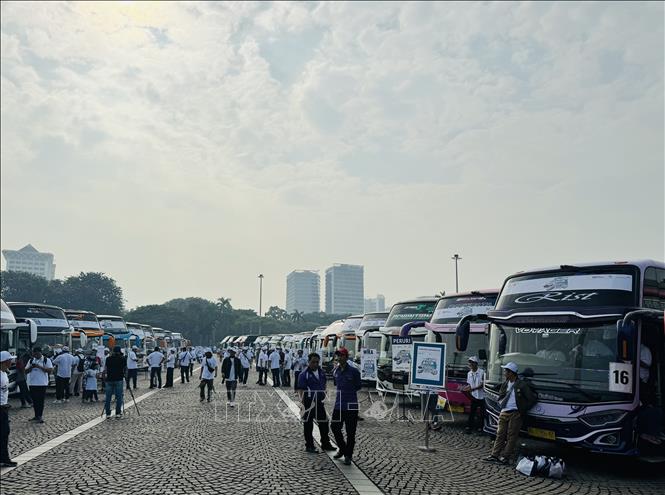 Chính phủ bố trí hàng ngàn xe bus đưa người dân về quê miễn phí trong dịp Lễ Idul Fitri năm 2024. Ảnh: Đỗ Quyên - PV TTXVN tại Indonesia 

