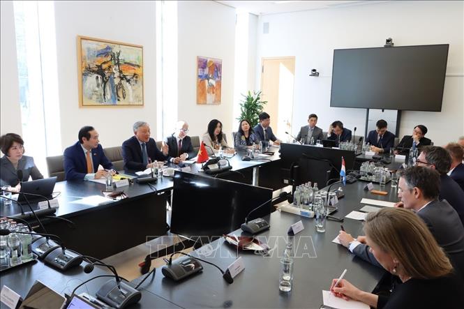Deputy PM Nguyen Hoa Binh has a working session the Luxembourg for Finance (LFF). VNA Photo: Hương Giang 