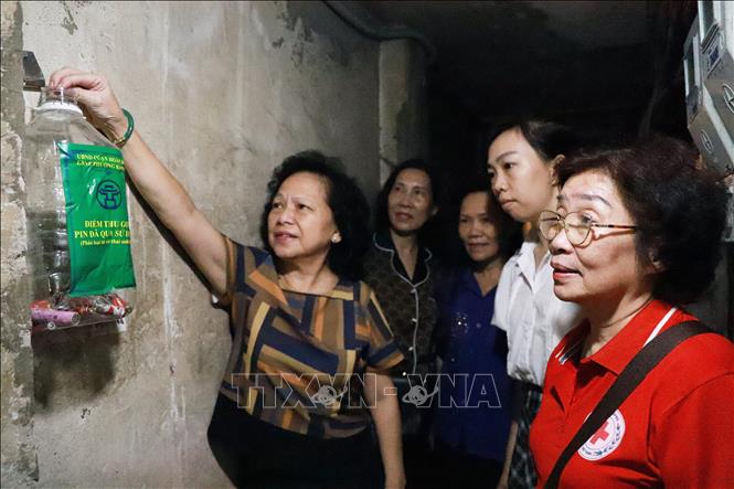  Phụ nữ phường Hàng Bồ tổ chức các điểm thu gom pin đã qua sử dụng trong nhiều nơi trên địa bàn quận Hoàn Kiếm (Hà Nội). Ảnh: Vân Chi/TTXVN phát