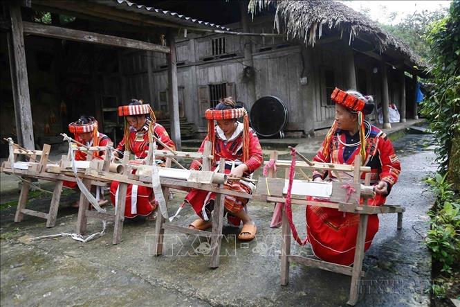 Đôi bàn tay khéo léo của những người phụ nữ Dao đỏ (Tuyên Quang) đã dệt nên những họa tiết, hoa văn trên từng vuông vải không chỉ mang đến bộ trang phục sặc sỡ, bắt mắt mà còn giúp giữ gìn những giá trị văn hóa của họ. Ảnh: Nam Sương – TTXVN