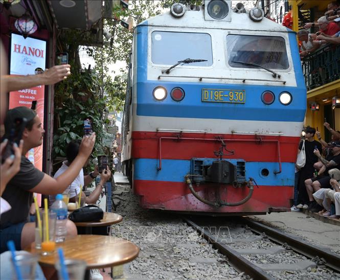 Nhiều mối nguy hiểm không lường trước mỗi khi tàu chạy qua nhưng du khách đều bỏ qua. Ảnh: Lương Hiếu/TTXVN phát