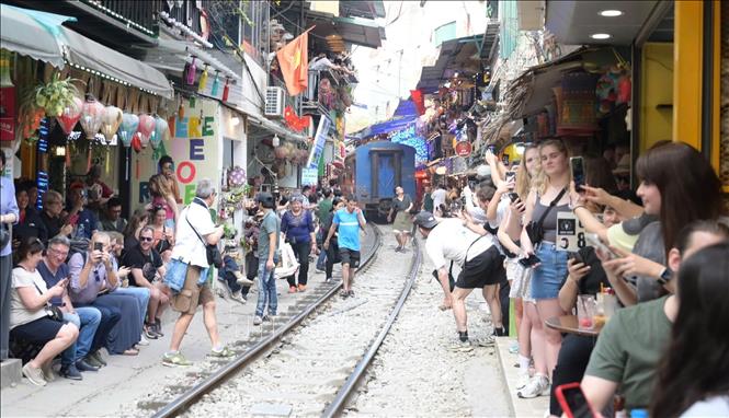Mỗi khi tàu chạy qua, du khách lại ào ra chụp ảnh 