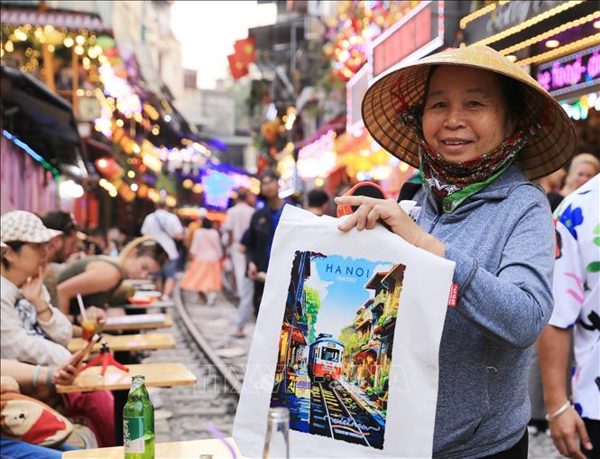 Một người hàng rong bán tranh in 