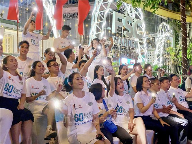 Đại biểu, khán giả cùng hưởng ứng Giờ Trái đất tại chương trình. Ảnh: Hồng Giang - TTXVN.