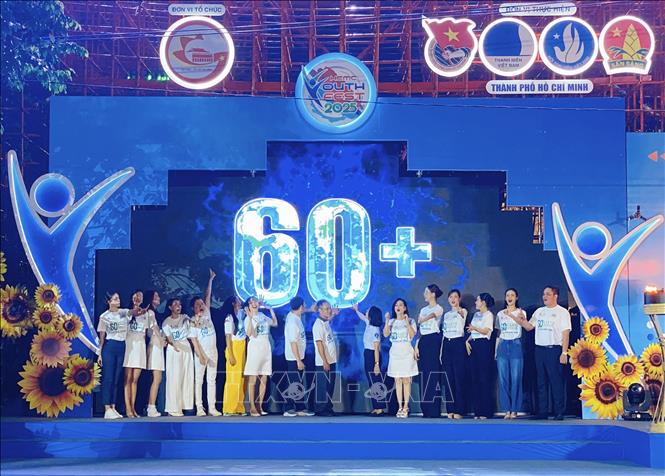 Các đại biểu thực hiện nghi thức tắt điện hưởng ứng Giờ Trái đất năm 2025. Ảnh: Hồng Giang - TTXVN.