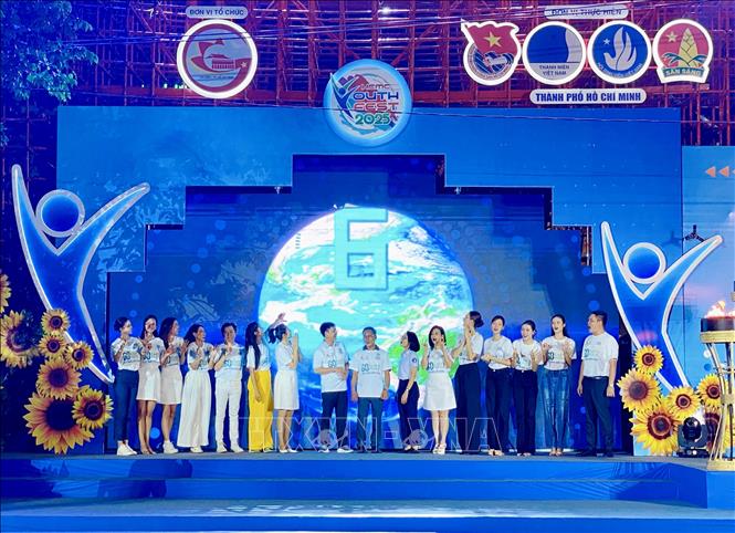 Các đại biểu thực hiện nghi thức tắt điện hưởng ứng Giờ Trái đất năm 2025. Ảnh: Hồng Giang - TTXVN.