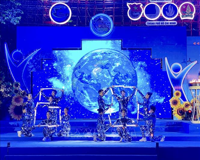 Tiết mục múa gậy LED mở màn chương trình. Ảnh: Hồng Giang - TTXVN.