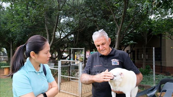 Ông Malcolm Gaw, đồng sáng lập trung tâm giải thích về đặc trưng mặt xệ, mõm ngắn của chó pug là một nguyên nhân khiến chó pug gặp vấn đề về sức khỏe, đặc biệt là hô hấp. Ảnh: Hồng Minh - PV TTXVN tại Nam Phi