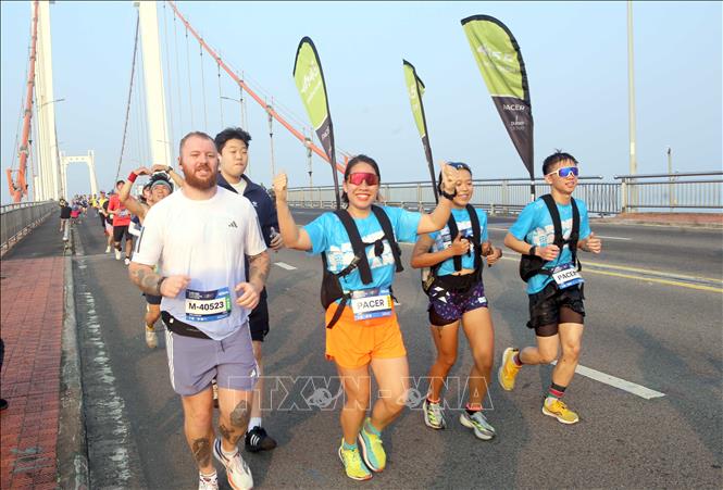 Các vận động viên tranh tài Marathon trên cung đường chạy qua những cây cầu đẹp nhất của Đà Nẵng. Ảnh: Trần Lê Lâm – TTXVN 