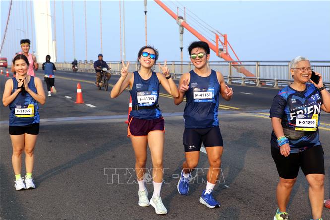 Vận động viên quốc tế tham gia tranh tài Marathon tại Giải. Ảnh: Trần Lê Lâm – TTXVN 