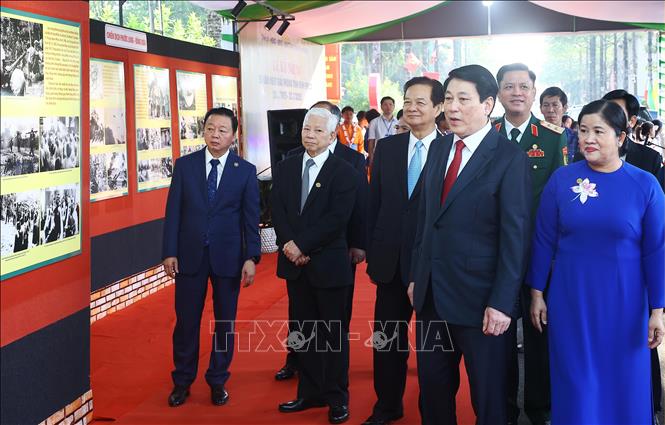 Chủ tịch nước Lương Cường và các đại biểu tham quan trưng bày ảnh kỷ niệm 50 năm Giải phóng tỉnh Bình Phước (23/3/1975 – 23/3/2025). Ảnh: Lâm Khánh – TTXVN