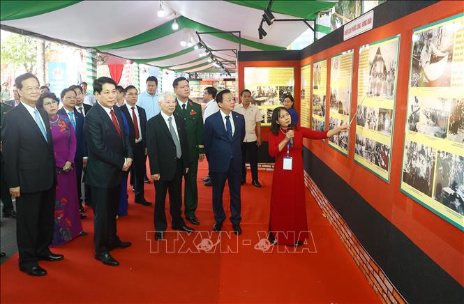 Chủ tịch nước Lương Cường và các đại biểu tham quan trưng bày ảnh Kỷ niệm 50 năm Giải phóng tỉnh Bình Phước (23/3/1975 – 23/3/2025). Ảnh: Lâm Khánh – TTXVN