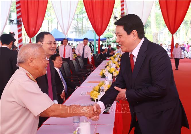 Chủ tịch nước Lương Cường với các đại biểu dự Lễ kỷ niệm 50 năm Giải phóng tỉnh Bình Phước (23/3/1975 – 23/3/2025). Ảnh: Lâm Khánh – TTXVN